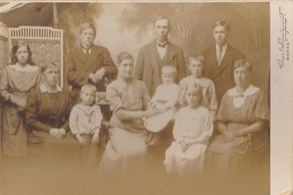Familjen Karl Johansson och Emilia Gill 1917 i Redslared