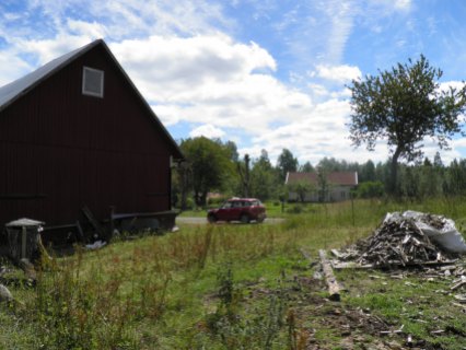Ladugården och huset närmast backtugan 2014